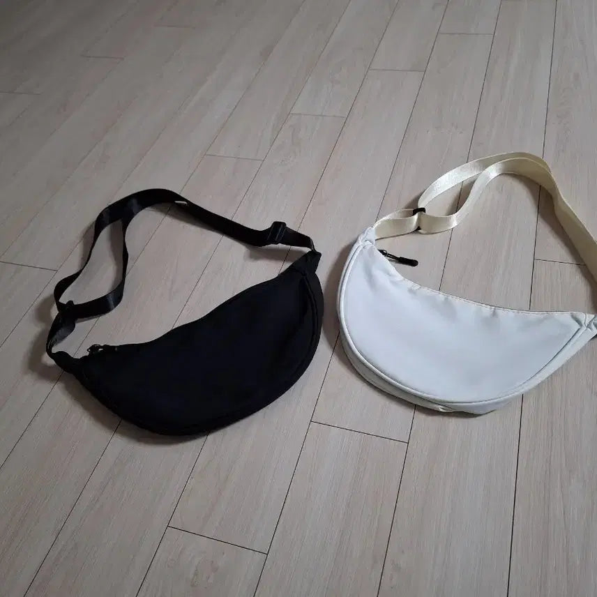 [BUNJANG] Unbranded Crossbody Bag Bundle Set / (새상품) 반달 크로스백 블랙 + 화이트 일괄