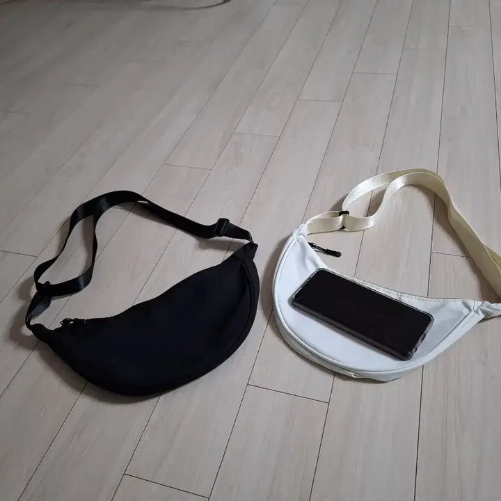 [BUNJANG] Unbranded Crossbody Bag Bundle Set / (새상품) 반달 크로스백 블랙 + 화이트 일괄