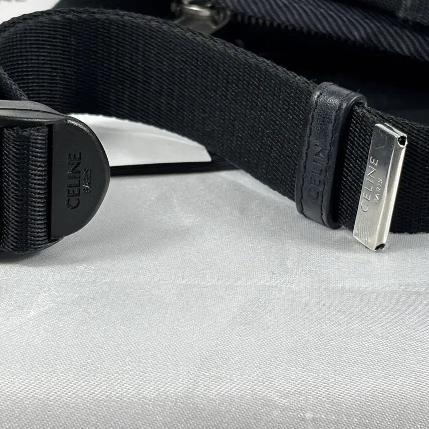 [BUNJANG] Celine Nylon Trekking Flap Pouch Crossbody Bag / (정품)셀린느 나일론 트레킹 플랩 파우치 폰 크로스백