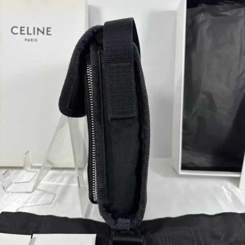 [BUNJANG] Celine Nylon Trekking Flap Pouch Crossbody Bag / (정품)셀린느 나일론 트레킹 플랩 파우치 폰 크로스백