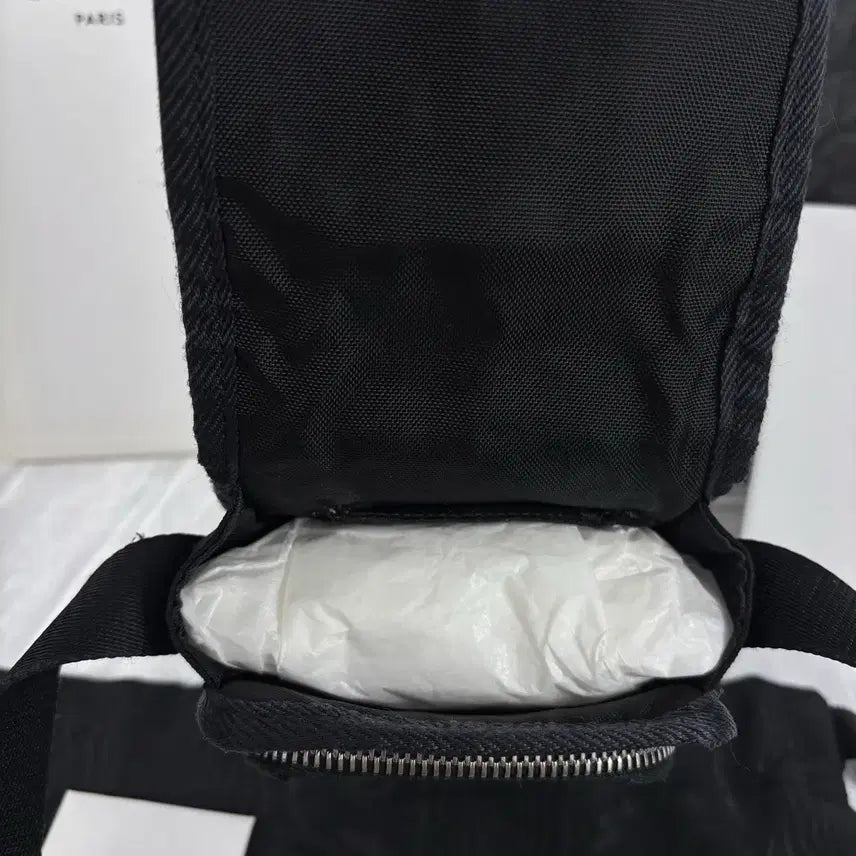 [BUNJANG] Celine Nylon Trekking Flap Pouch Crossbody Bag / (정품)셀린느 나일론 트레킹 플랩 파우치 폰 크로스백