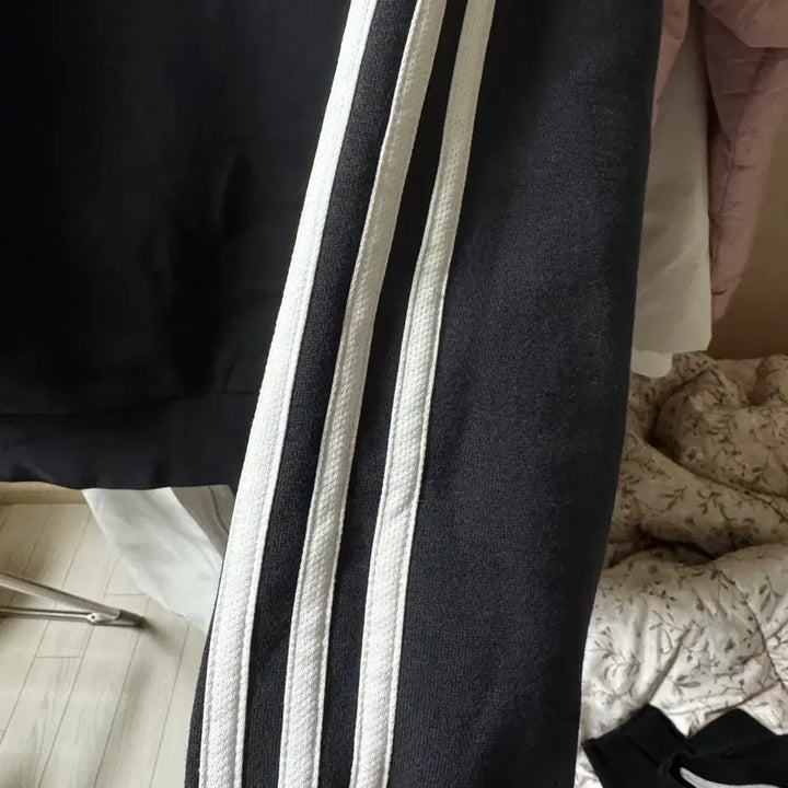 [BUNJANG] Adidas Black Crewneck Sweatshirt / 아디다스 삼선 블랙 맨투맨 티셔츠