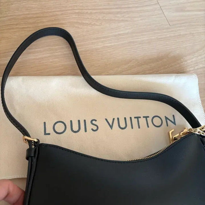 [BUNJANG] Louis Vuitton Pochette Bloom Black M25525 / 루이비통 포쉐트 블룸 블랙M25525