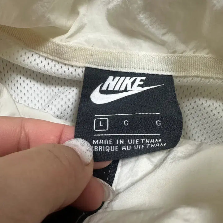 [BUNJANG] Nike Big Swoosh White and Black Woven Windbreaker / (바배) 나이키 빅스우시 흰검 우븐 바람막이