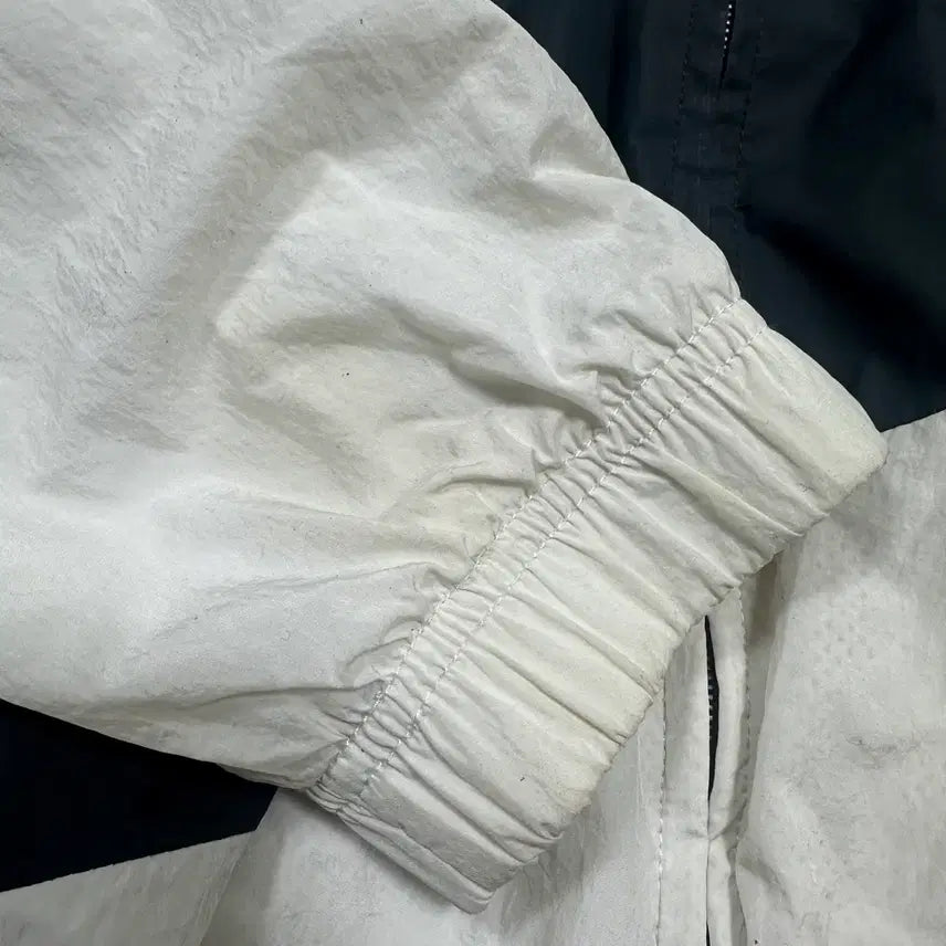 [BUNJANG] Nike Big Swoosh White and Black Woven Windbreaker / (바배) 나이키 빅스우시 흰검 우븐 바람막이