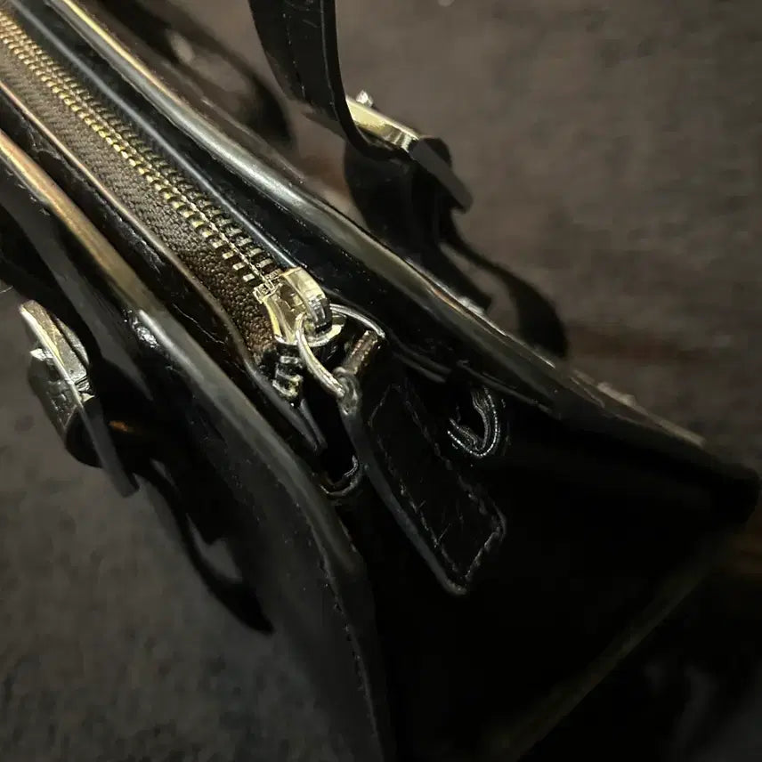 [BUNJANG] Takeapicture Gallery Shop Black Floral Pattern Shoulder Bag / Takeapicture Gallery Shop 블랙 플라워 패턴 숄더백