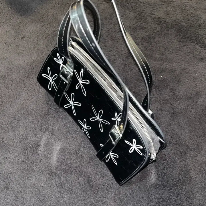 [BUNJANG] Takeapicture Gallery Shop Black Floral Pattern Shoulder Bag / Takeapicture Gallery Shop 블랙 플라워 패턴 숄더백