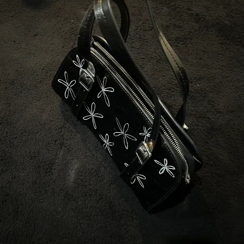 [BUNJANG] Takeapicture Gallery Shop Black Floral Pattern Shoulder Bag / Takeapicture Gallery Shop 블랙 플라워 패턴 숄더백