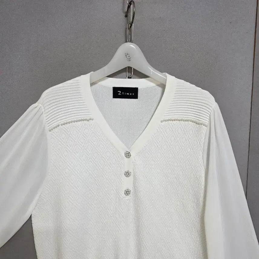 [BUNJANG] FF White Pearl Button V-Neck Knit / 브이넥 진주단추 화이트 니트 FF  n2615