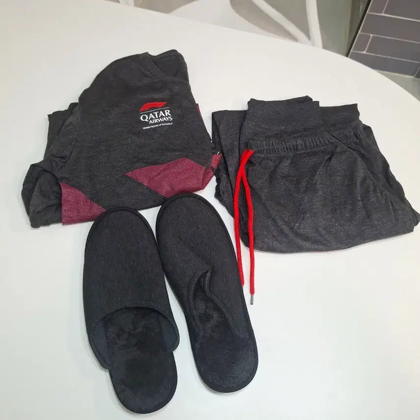 [BUNJANG] Qatar Airways F1 Pajamas Set / 새제품 / 카타르항공 F1 잠옷 + 슬리퍼 세트 / 바지&amp;티셔츠 / 비지