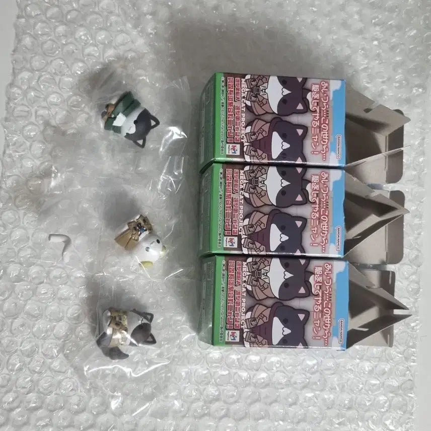 [BUNJANG] Attack on Titan Levi, Erwin, and Hange Acrylic Board Bundle Set / 메가캣 진격의 거인 피규어 리바이 앨빈 한지 간부조 C상 아크릴보드 일괄