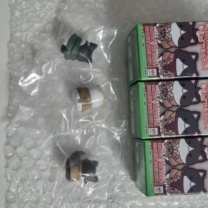 [BUNJANG] Mega Cat Attack on Titan Figure Levi, Erwin, Hanji Bundle Set / 메가캣 진격의 거인 피규어 리바이 앨빈 한지 간부조 C상 아크릴보드 일괄