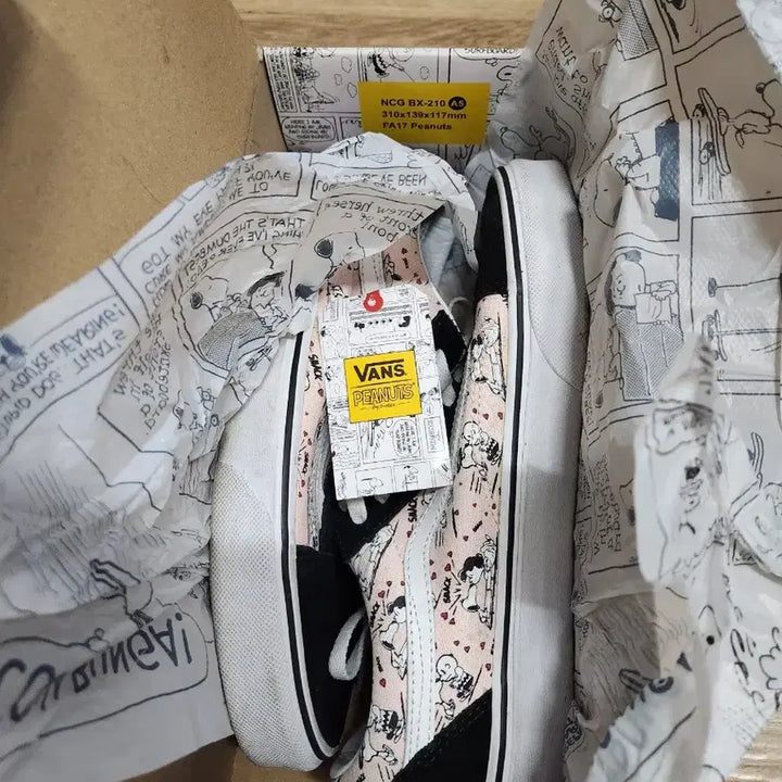 [BUNJANG] Vans Old Skool Snoopy Sneakers / 반스 올드스쿨 스누피 260