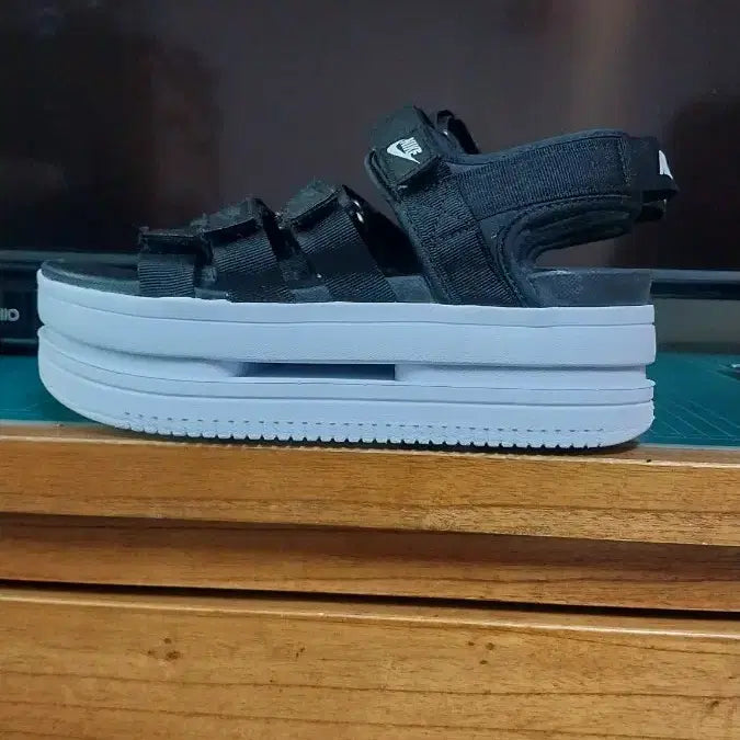 [BUNJANG] Nike Icon Classic Sandals / 나이키 아이콘 클래식 샌들. 240