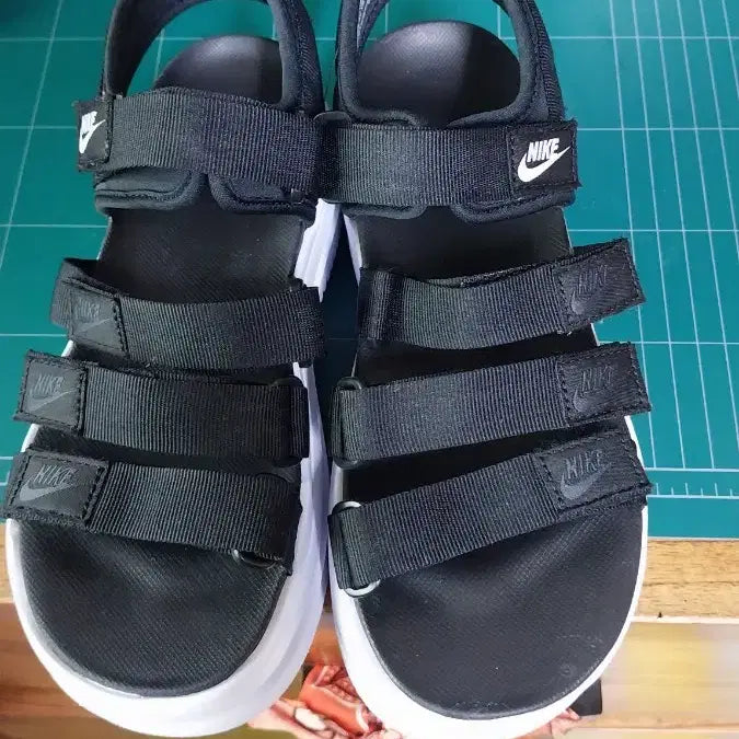[BUNJANG] Nike Icon Classic Sandals / 나이키 아이콘 클래식 샌들. 240