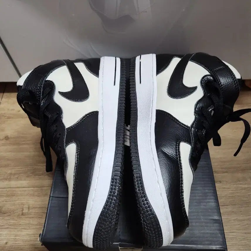 [BUNJANG] Nike x Stussy Air Force Mid SP Black and Light Bone Sneakers / 나이키 x 스투시 에어포스 미드 SP 블랙 앤 라이트 본 260
