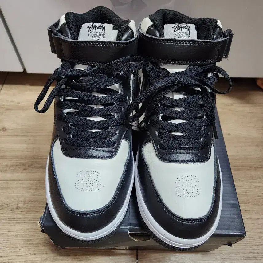 [BUNJANG] Nike x Stussy Air Force Mid SP Black and Light Bone Sneakers / 나이키 x 스투시 에어포스 미드 SP 블랙 앤 라이트 본 260