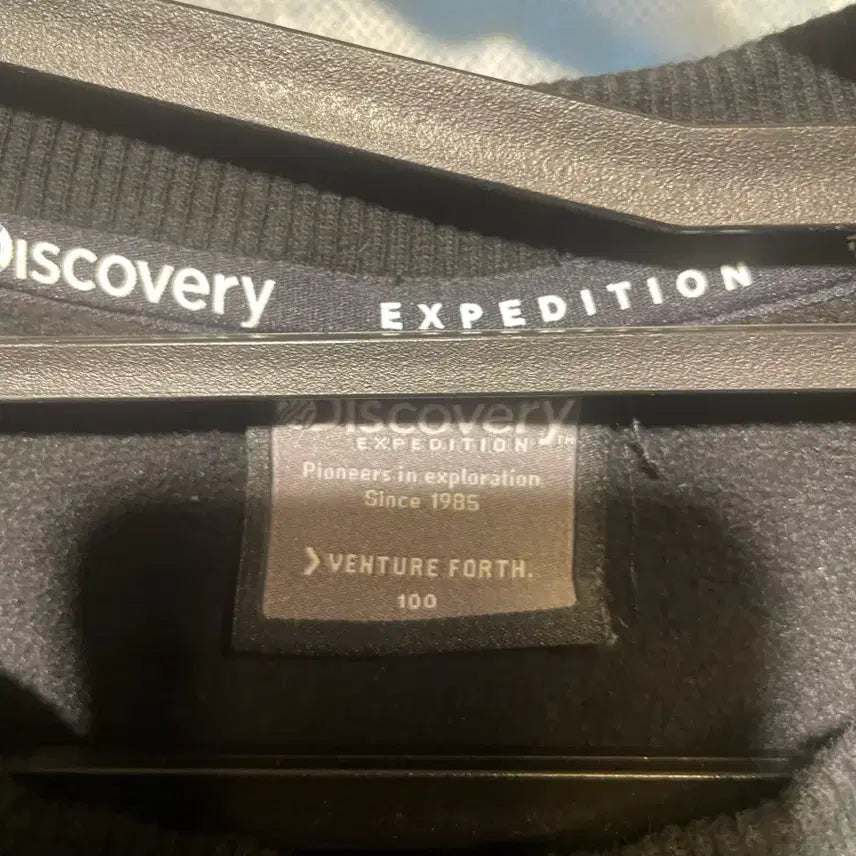 [BUNJANG] Discovery Black Sweatshirt Size 100 / 디스커버리 검정색 맨투맨 티셔츠 100사이즈