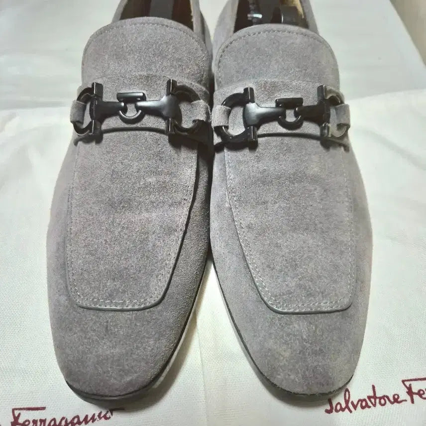[SOLD OUT] 살바토레 페라가모 간치니 스웨이드 그레이 로퍼 255~260mm