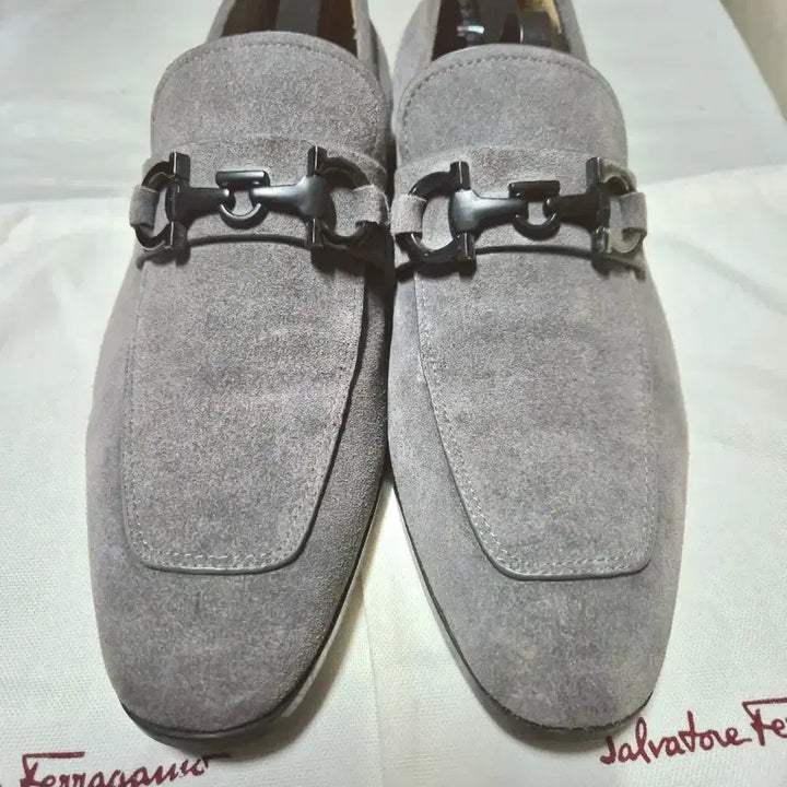 [SOLD OUT] 살바토레 페라가모 간치니 스웨이드 그레이 로퍼 255~260mm