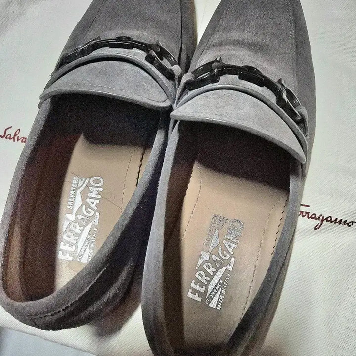 [SOLD OUT] 살바토레 페라가모 간치니 스웨이드 그레이 로퍼 255~260mm