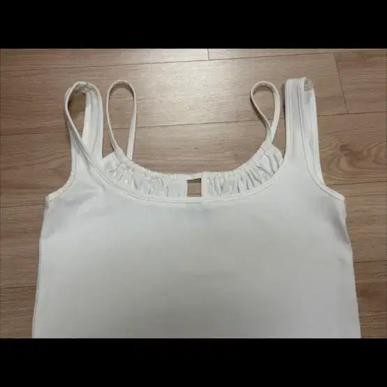 [BUNJANG] Meen Shirring Layered Sleeveless Top / 민더리 셔링 레이어드 슬리브리스 화이트 (키오프 벨 착용 상품) meen