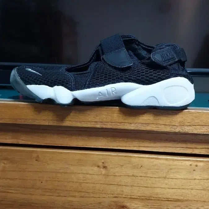 [SOLD OUT] 나이키 정품 에어 리프트  샌들 .240