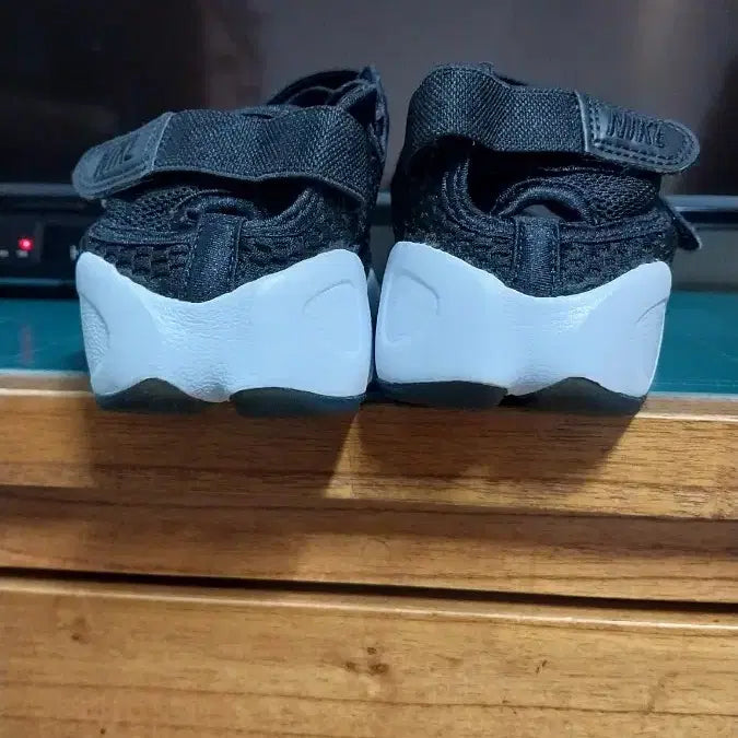 [SOLD OUT] 나이키 정품 에어 리프트  샌들 .240