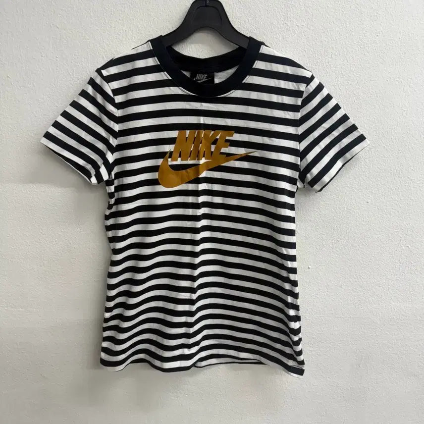 [SOLD OUT] 나이키 스트라이프 하프 슬리브689 (S)