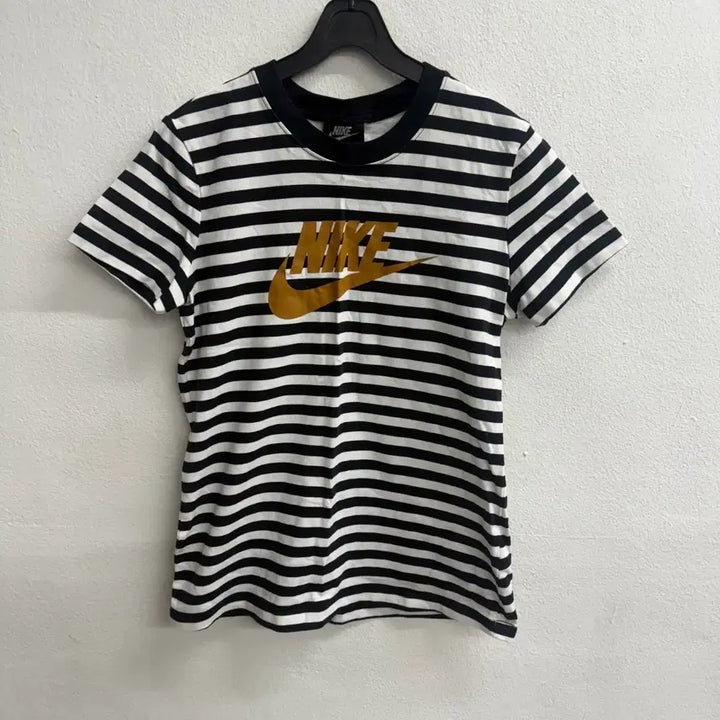 [SOLD OUT] 나이키 스트라이프 하프 슬리브689 (S)