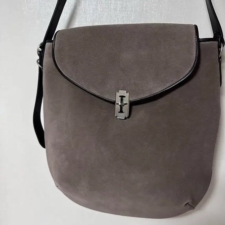 [BUNJANG] Vunque Half Moon Cheek Shoulder Bag / 분크 하프문 치크 숄더백