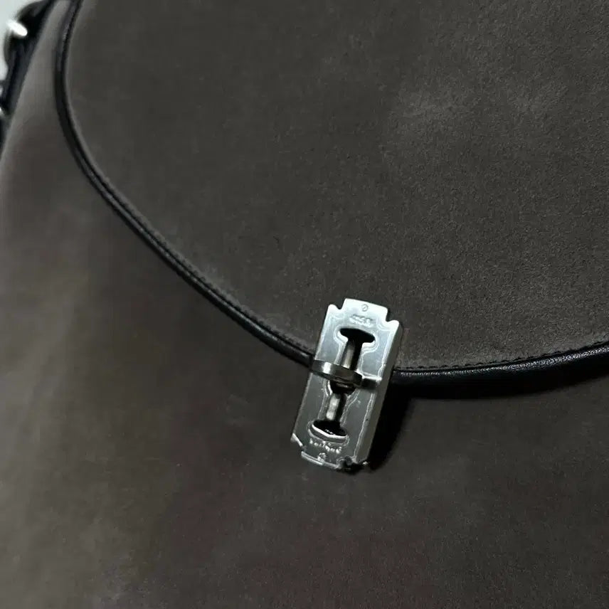 [BUNJANG] Vunque Half Moon Cheek Shoulder Bag / 분크 하프문 치크 숄더백