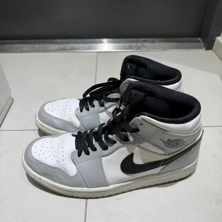 [SOLD OUT] 나이키 에어 조던 1 미드 스모크 그레이 265