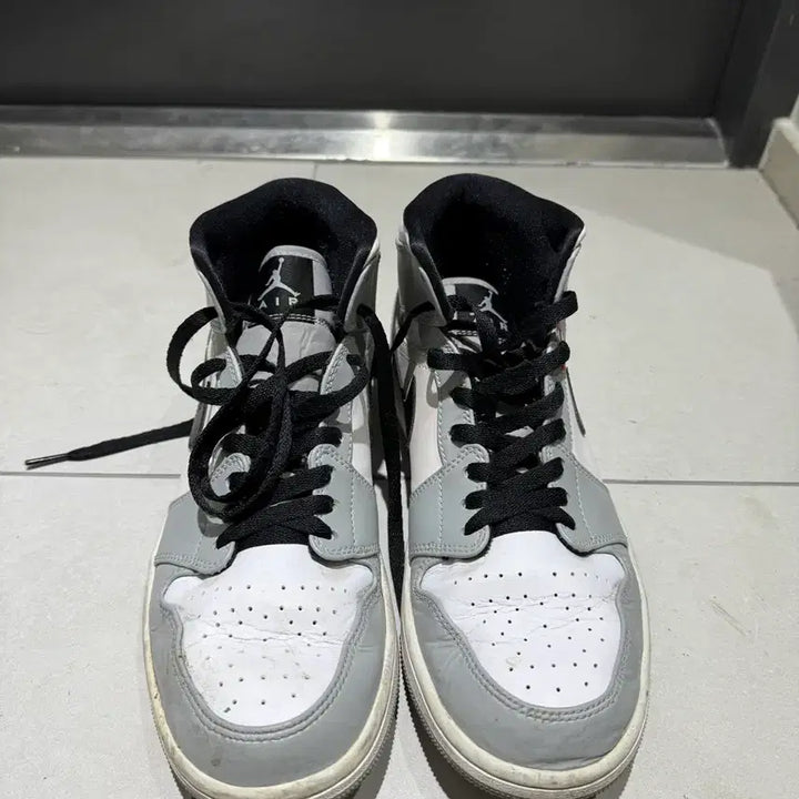 [SOLD OUT] 나이키 에어 조던 1 미드 스모크 그레이 265