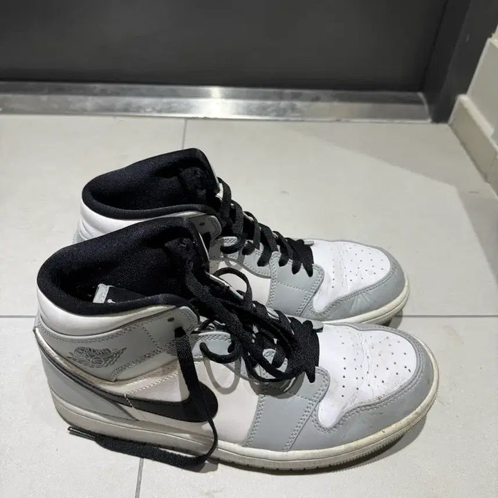 [SOLD OUT] 나이키 에어 조던 1 미드 스모크 그레이 265
