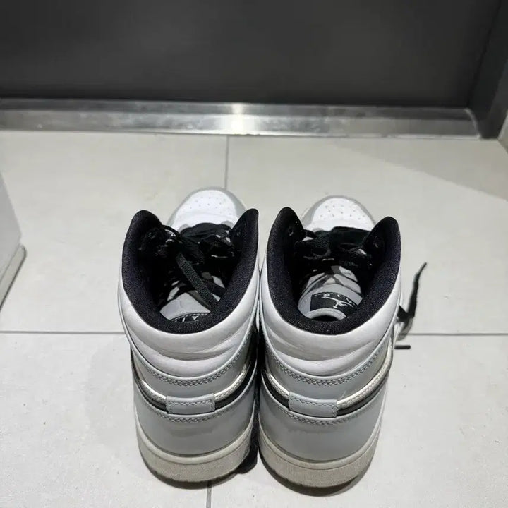 [SOLD OUT] 나이키 에어 조던 1 미드 스모크 그레이 265