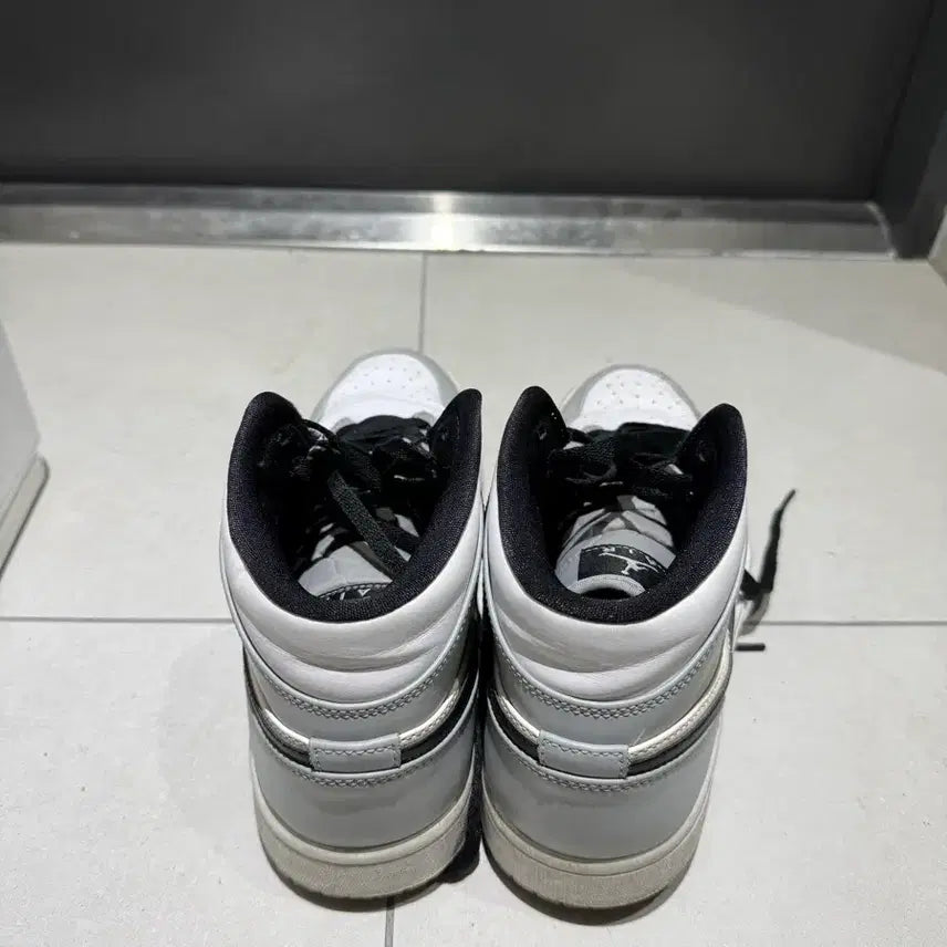 [SOLD OUT] 나이키 에어 조던 1 미드 스모크 그레이 265