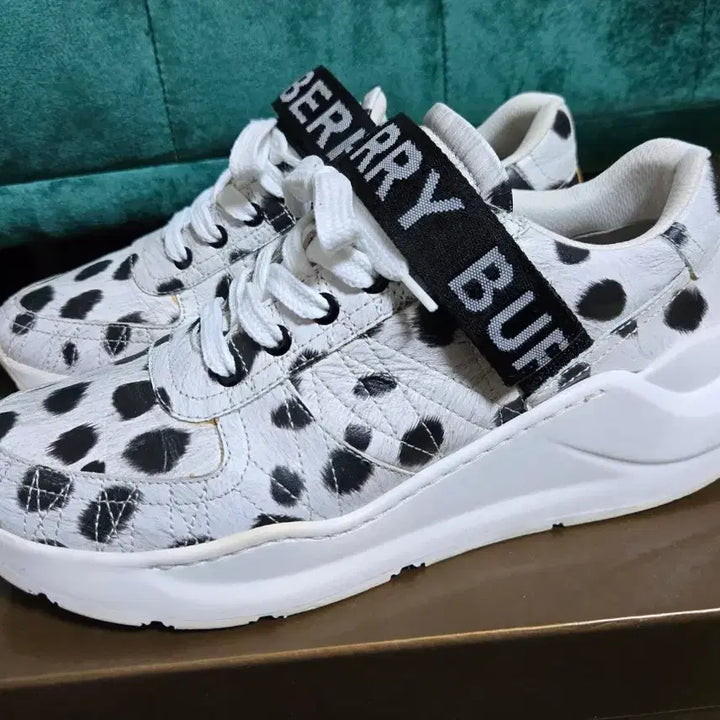 [SOLD OUT] 버버리 벨크로 오버솔 스니커즈 39.5사이즈.