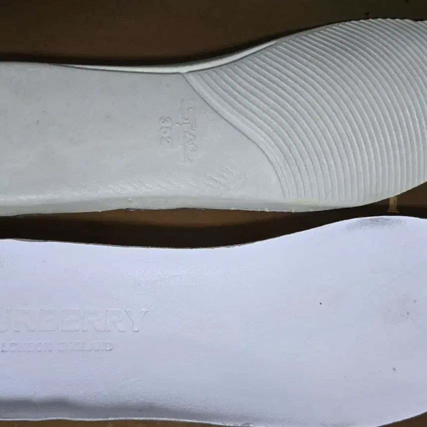 [SOLD OUT] 버버리 벨크로 오버솔 스니커즈 39.5사이즈.