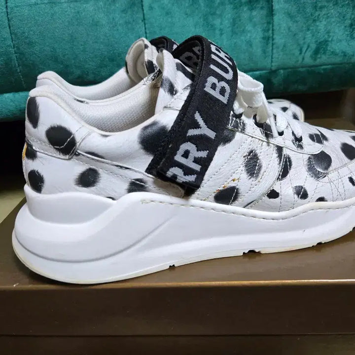 [SOLD OUT] 버버리 벨크로 오버솔 스니커즈 39.5사이즈.
