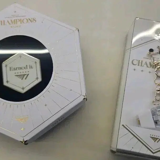 [BUNJANG] T1 Championship Badge &amp; Keycap Keyring Bundle Set / T1 우승뱃지 + 키캡 키링 일괄로 판매합니다