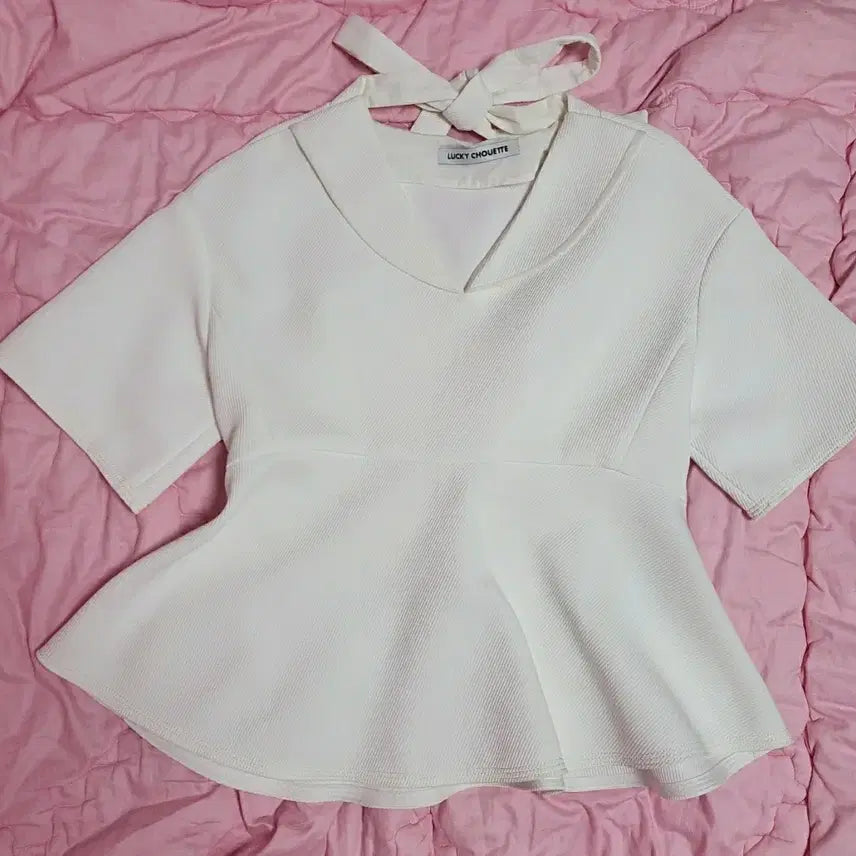 [BUNJANG] Lucky Chouette Ruffle Blouse (Size 36) / 급처상태좋음!럭키슈에뜨 뒷리본 밑단 플레어 러플 블라우스 36사이즈