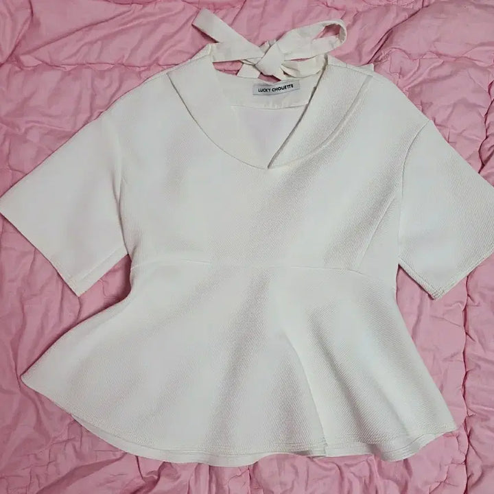 [BUNJANG] Lucky Chouette Ruffle Blouse (Size 36) / 급처상태좋음!럭키슈에뜨 뒷리본 밑단 플레어 러플 블라우스 36사이즈