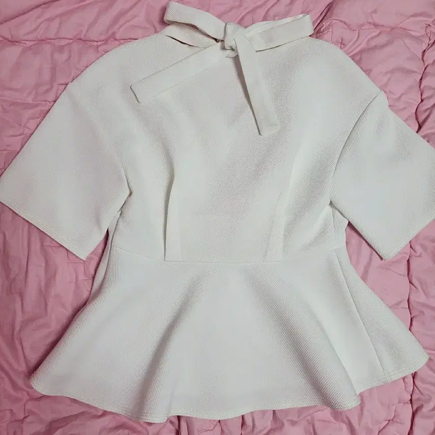 [BUNJANG] Lucky Chouette Ruffle Blouse (Size 36) / 급처상태좋음!럭키슈에뜨 뒷리본 밑단 플레어 러플 블라우스 36사이즈