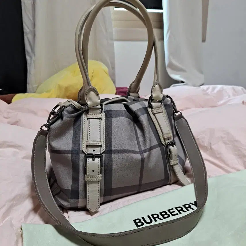 [BUNJANG] Burberry Nova Check Leather Shoulder Bag (M Size) / 버버리 그레이 노바체크 가죽숄더백 M사이즈