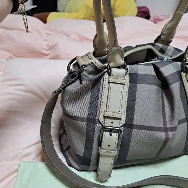 [BUNJANG] Burberry Nova Check Leather Shoulder Bag (M Size) / 버버리 그레이 노바체크 가죽숄더백 M사이즈