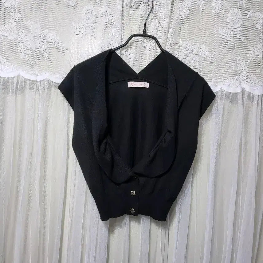 [BUNJANG] RENEEVON Black Floral Button Short Sleeve Cardigan / 레니본 RENEEVON 블랙 꽃단추 반팔 모 가디건