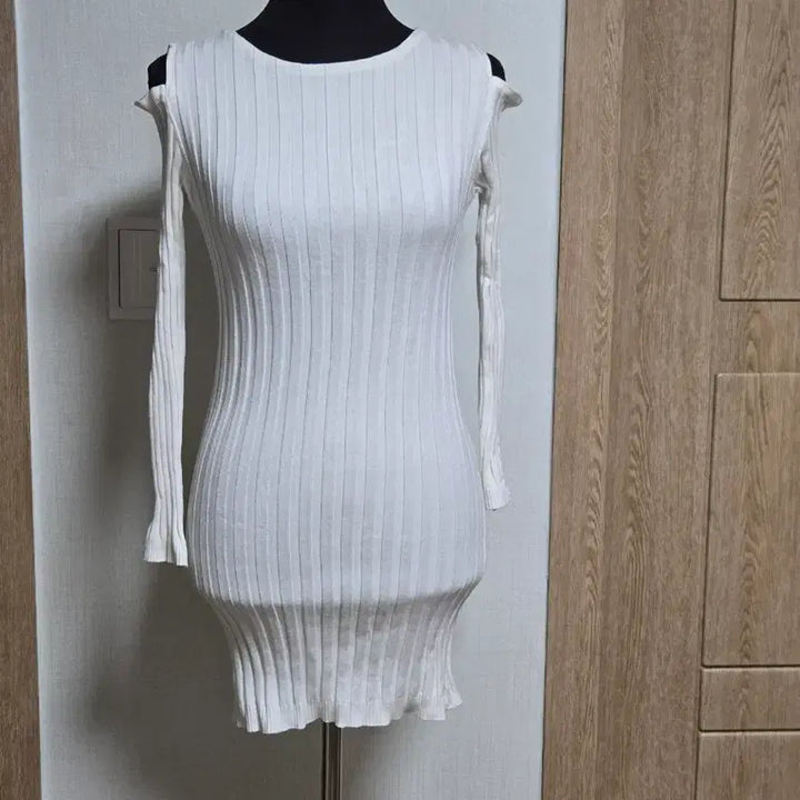 [BUNJANG] Shoulder Slit Mini Dress White / 새상품 어깨 트임  골지 . 미니 원피스  화이트색