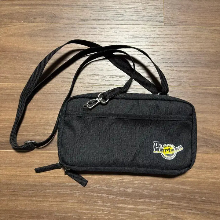 [BUNJANG] Dr. Martens Mini Crossbody Hip Bag / 닥터마틴 블랙 미니 크로스백 힙쌕