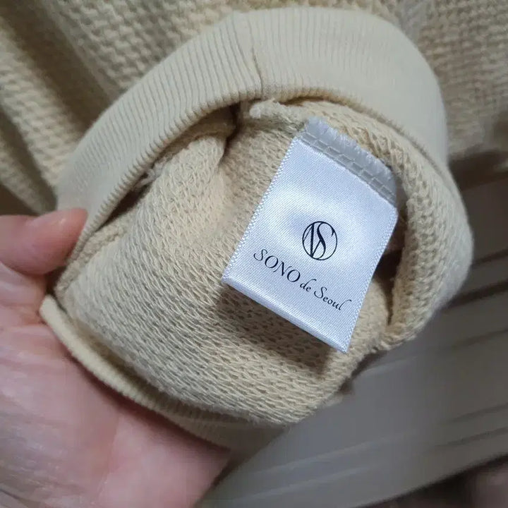 [BUNJANG] Sonode Seoul V-Neck Sweatshirt (Yellow) / "소노드서울" 브이넥 맨투맨 (옐로우)